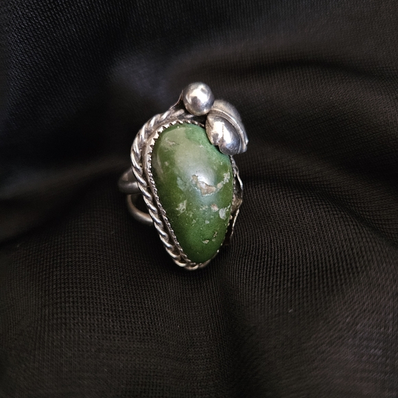 Silver and Green Stone Ring - Picture 5 of 13